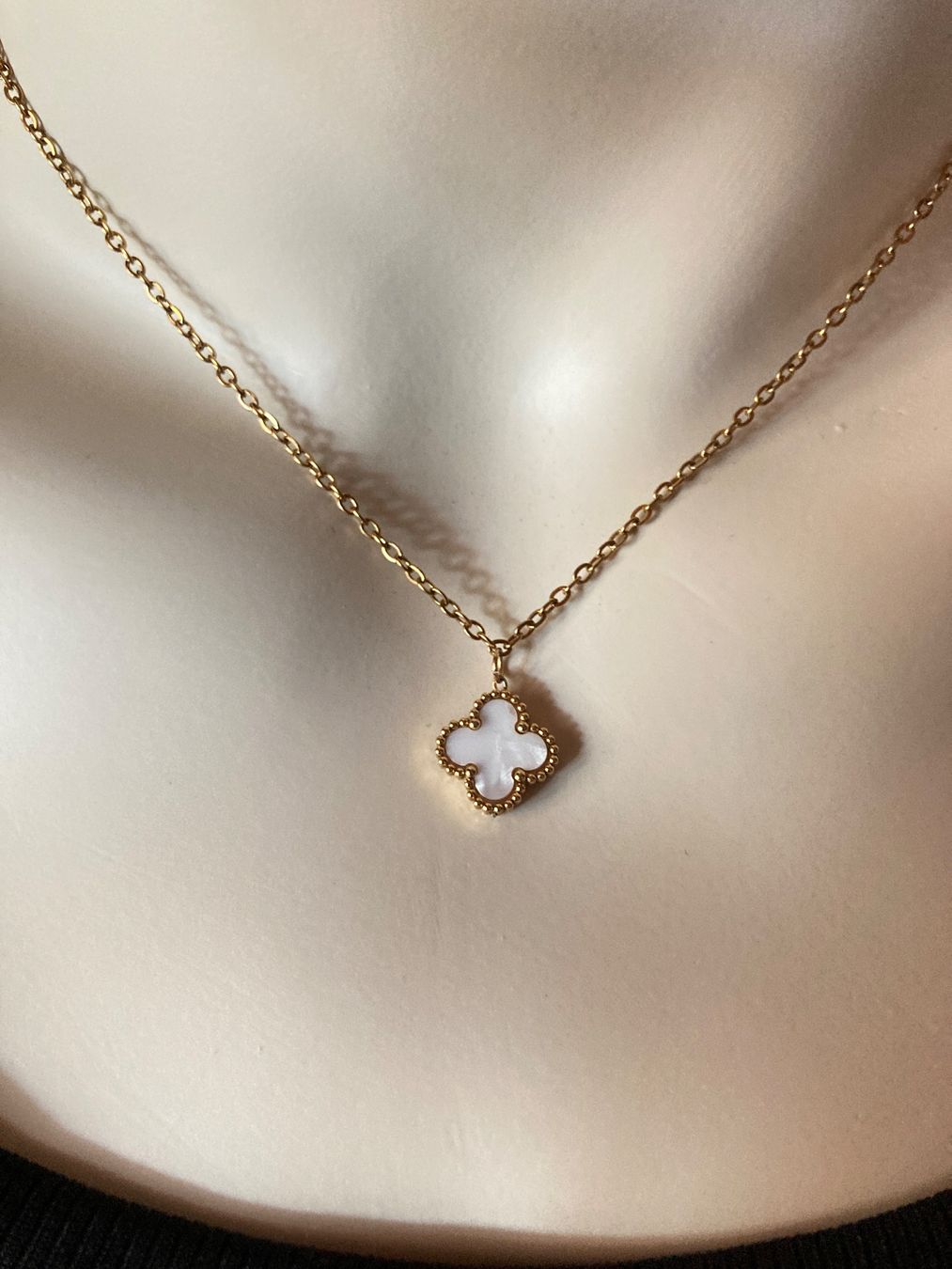Catenine: Collier simple avec breloque croix ou trèfle à 4 nacré – Usato da Chézard-St-Martin venduto da timogabychou 1