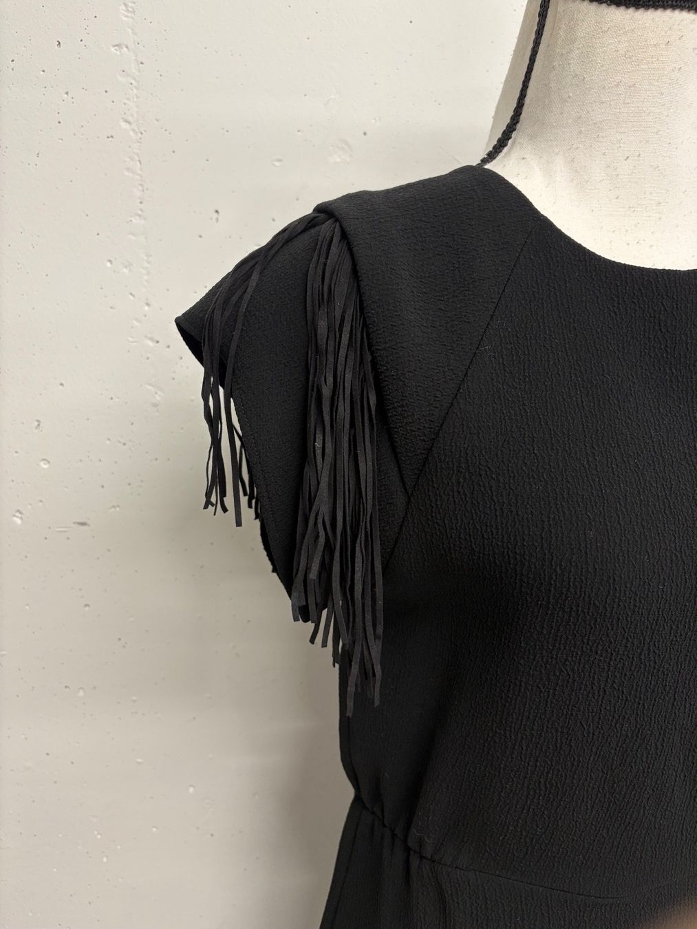 Maje Kleider: Maje Kleid mit Fransen Gr. 40 schwarz kurzarm – Neu (gemäss Beschreibung) aus Regensdorf von secondchancefashion 1