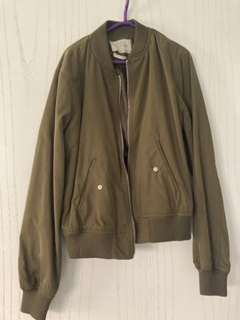 Olivgrüne Bomberjacke
