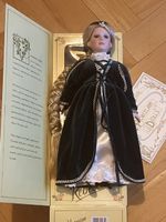 Une  poupée de collection en porcelaine nommée « Rebecca »