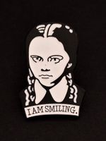 I AM SMILING 🙄🤍"Wednesday" Pin ca. 3,5 cm🖤