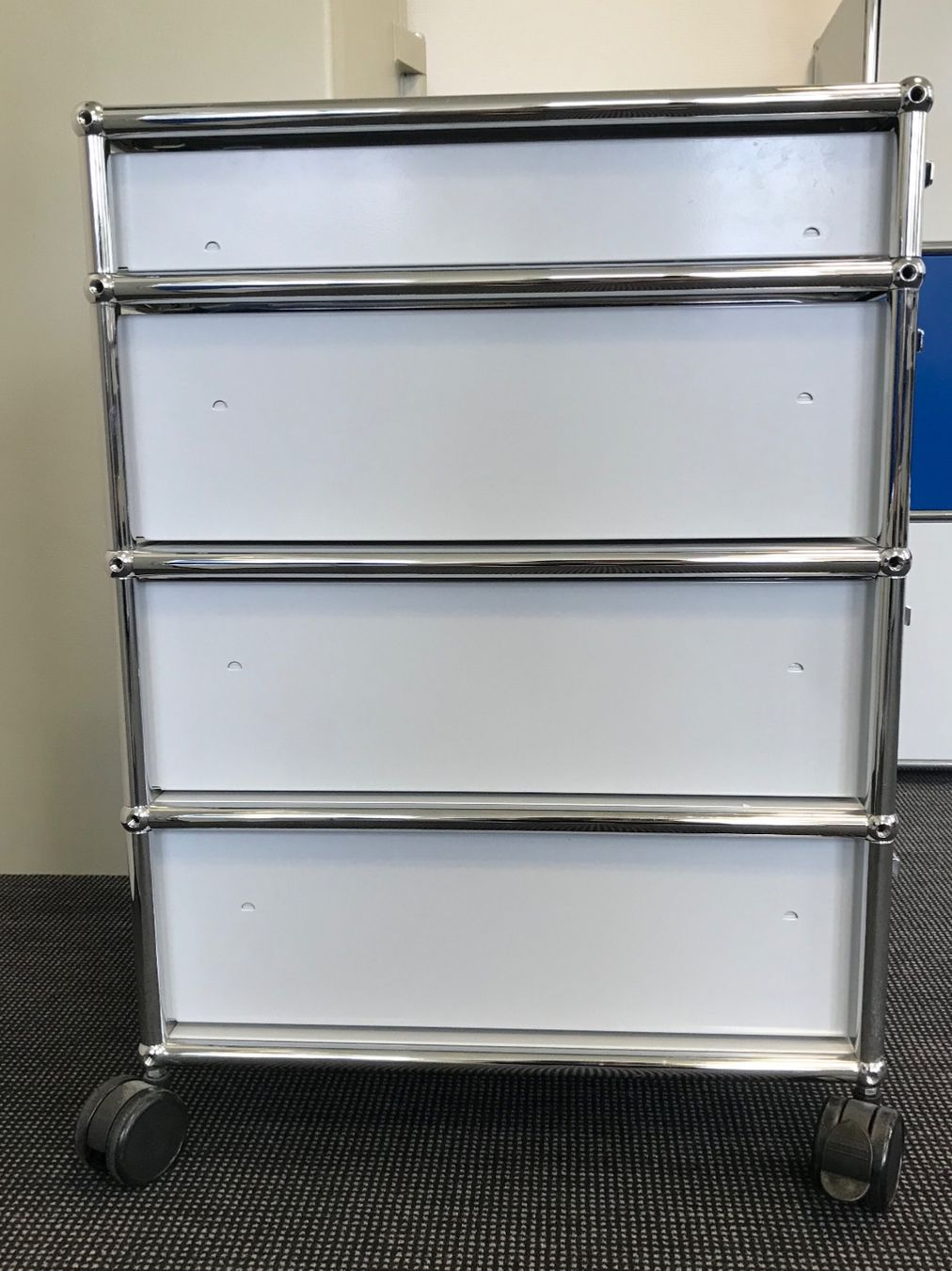 USM Banconi: USM Haller Rollcontainer Lichtgrau 4 Schubladen – Usato da Zug venduto da Cry71 2