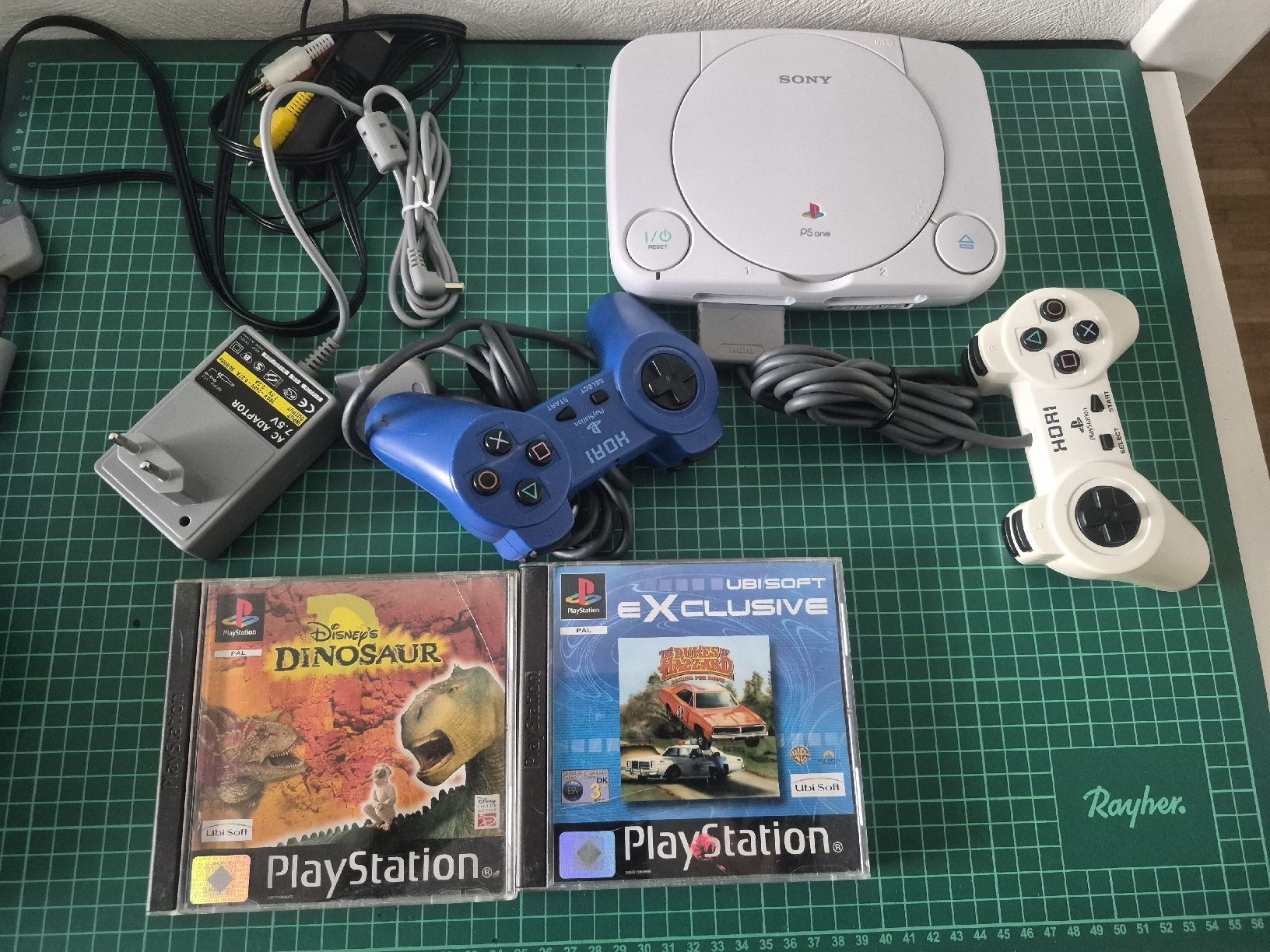 Sony Console: Sony PlayStation 1 Console with Games and Controllers PSone – Nuovo (secondo la descrizione) da Meyrin venduto da Retro-GZ