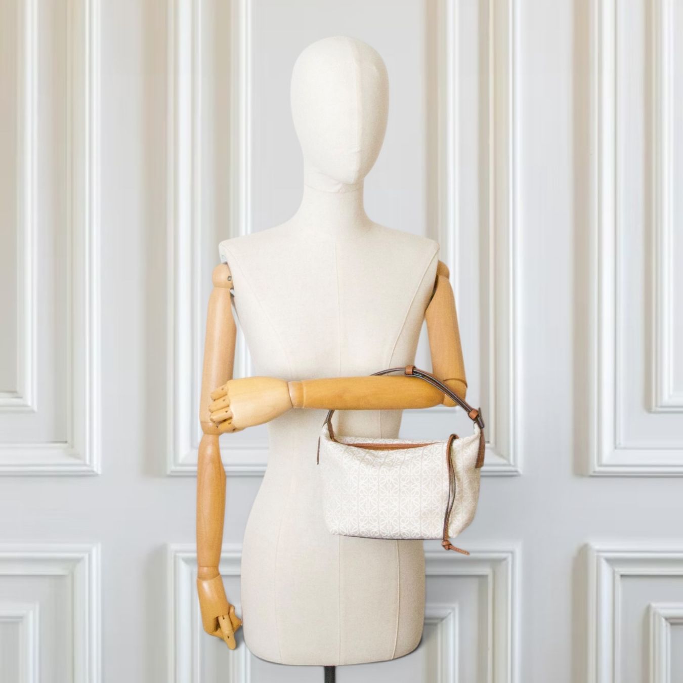 Loewe Borse da donna: Loewe Cubi Anagram beige – Usato da Binningen venduto da Designerlabels 1