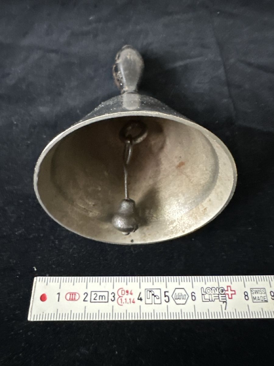 Campanacci mucche: Silberfarbene Tischglocke mit Holzgriff – Usato da Zürich venduto da Chaeffeler 3