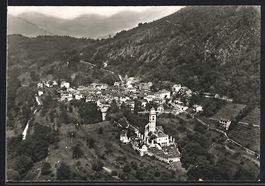 Astano, Ortsansicht mit Kirche vom Flugz