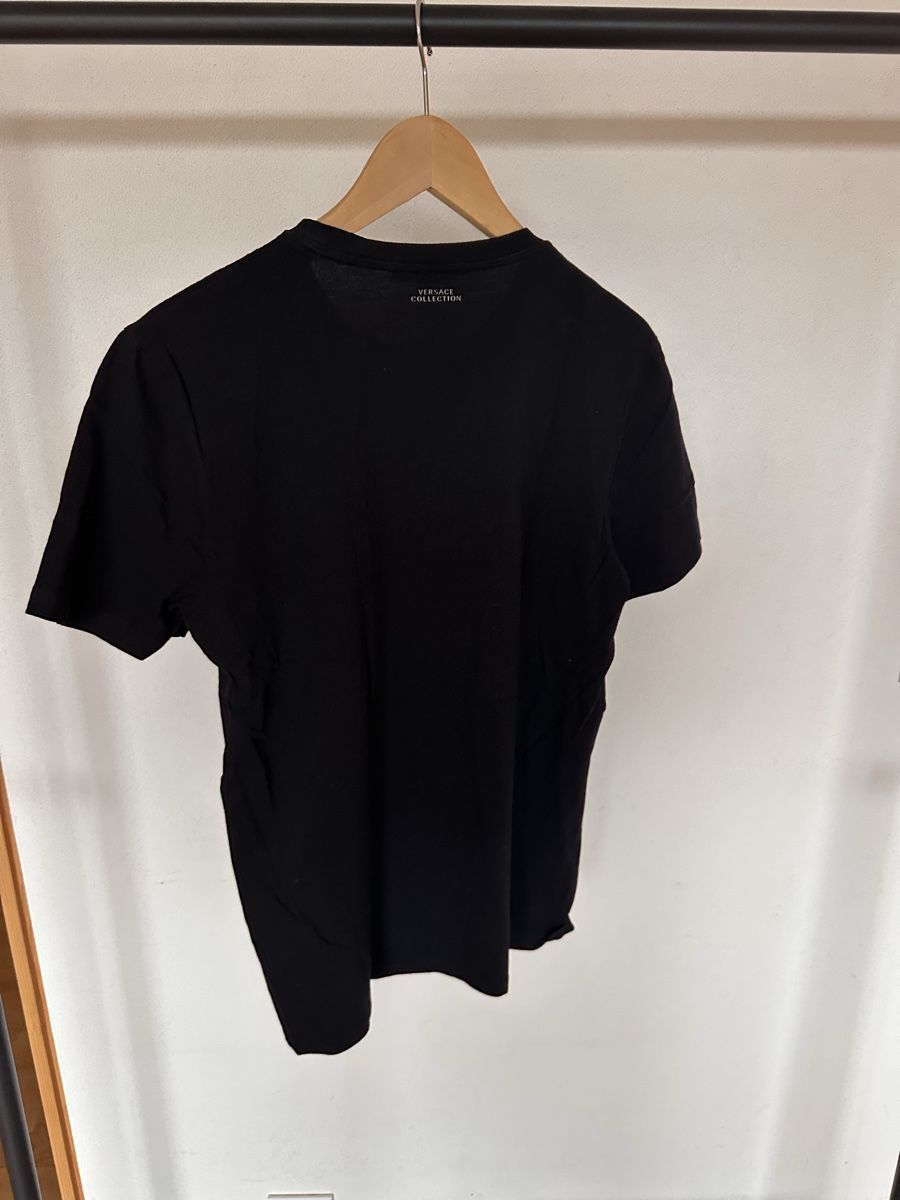 Versace T-shirt: Schwarzes Versace T-Shirt – Usato da Chur venduto da lululemooon 1