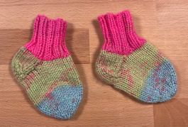 Babysocken 💚❤️💙 - handgestrickt - ab ca. 3 Monate - NEU