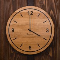 Wanduhr aus Eichenholz mit Ziffern und Kreis – Klassisch