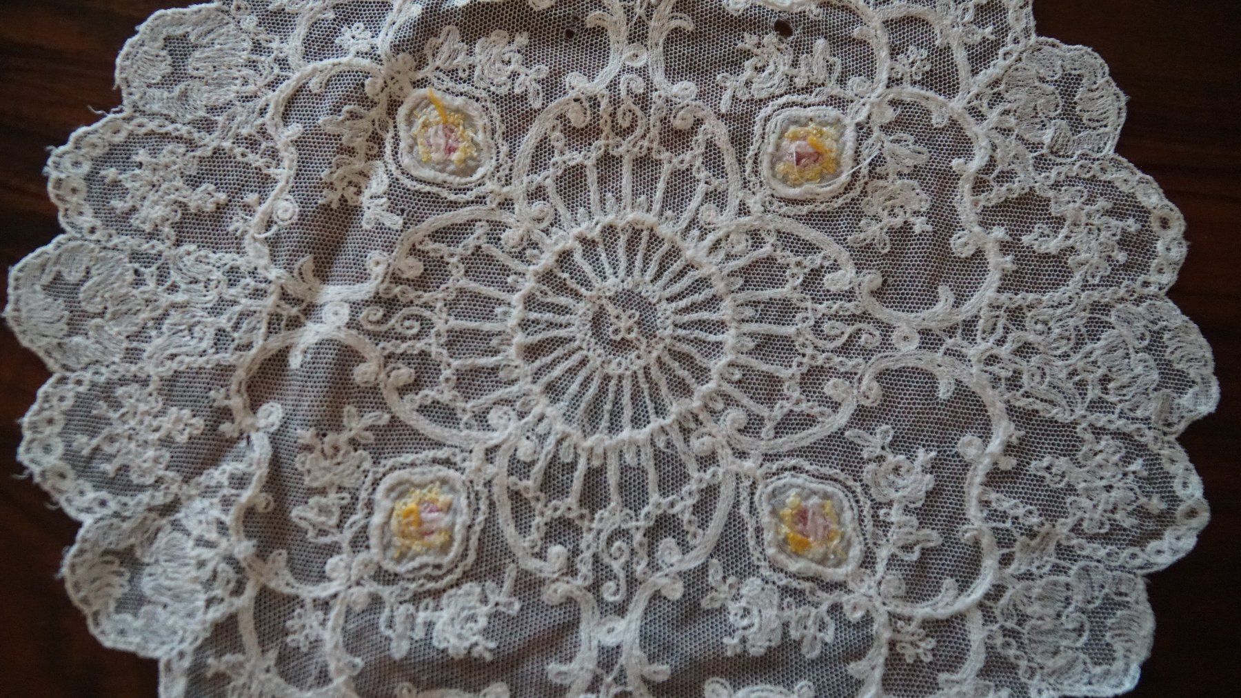Altra biancheria da tavola: Deckeli Tüllspitze Dm 26cm – Usato da Bern venduto da Antikbatik 1