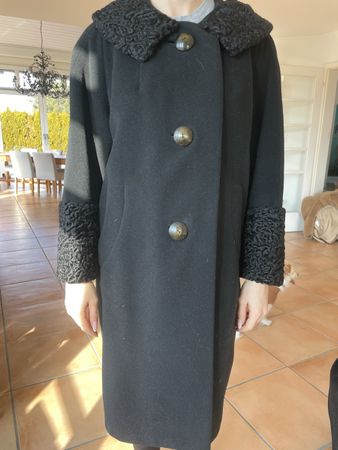 Schwarzer Wollmantel mit Persianerkragen Gr. 38