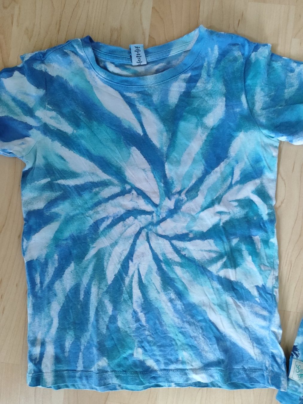 Camicie, T-shirt & Polo: 2 coole Batik Shirts Gr. 122/128 – Usato da Seon venduto da Mandes1 2