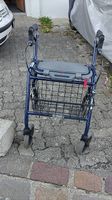Stabiler Rollator mit Korb