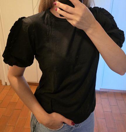 Schwarzes T-Shirt mit Rüschenärmeln, Grösse S, neu