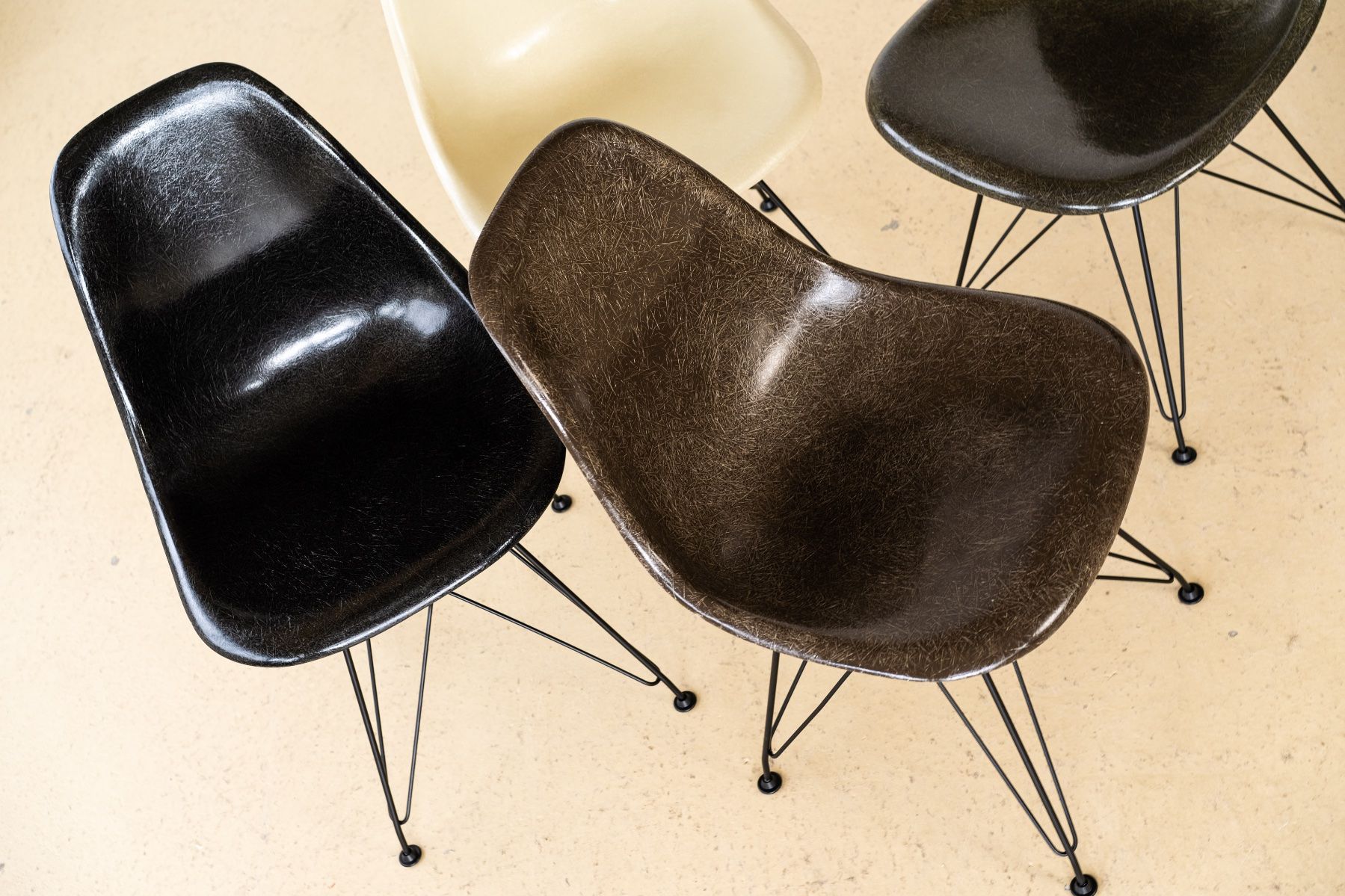 Herman Miller Stühle: Vintage Eames Fiberglas Stühle Hermann Miller - Eiffel Base – Gebraucht aus Meinisberg von atelier_TILIJA 1