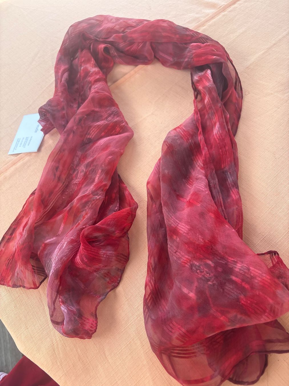 Foulards, Tücher & Schals: neuer roter Seidenschal - das perfekte Accessoire – Neu und originalverpackt aus Andwil SG von schmei