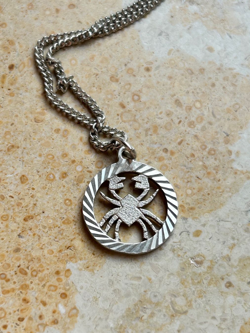 Catenine: Kette mit Sternzeichen KREBS Anhänger – Usato da Dittingen venduto da Bijoubelle 1