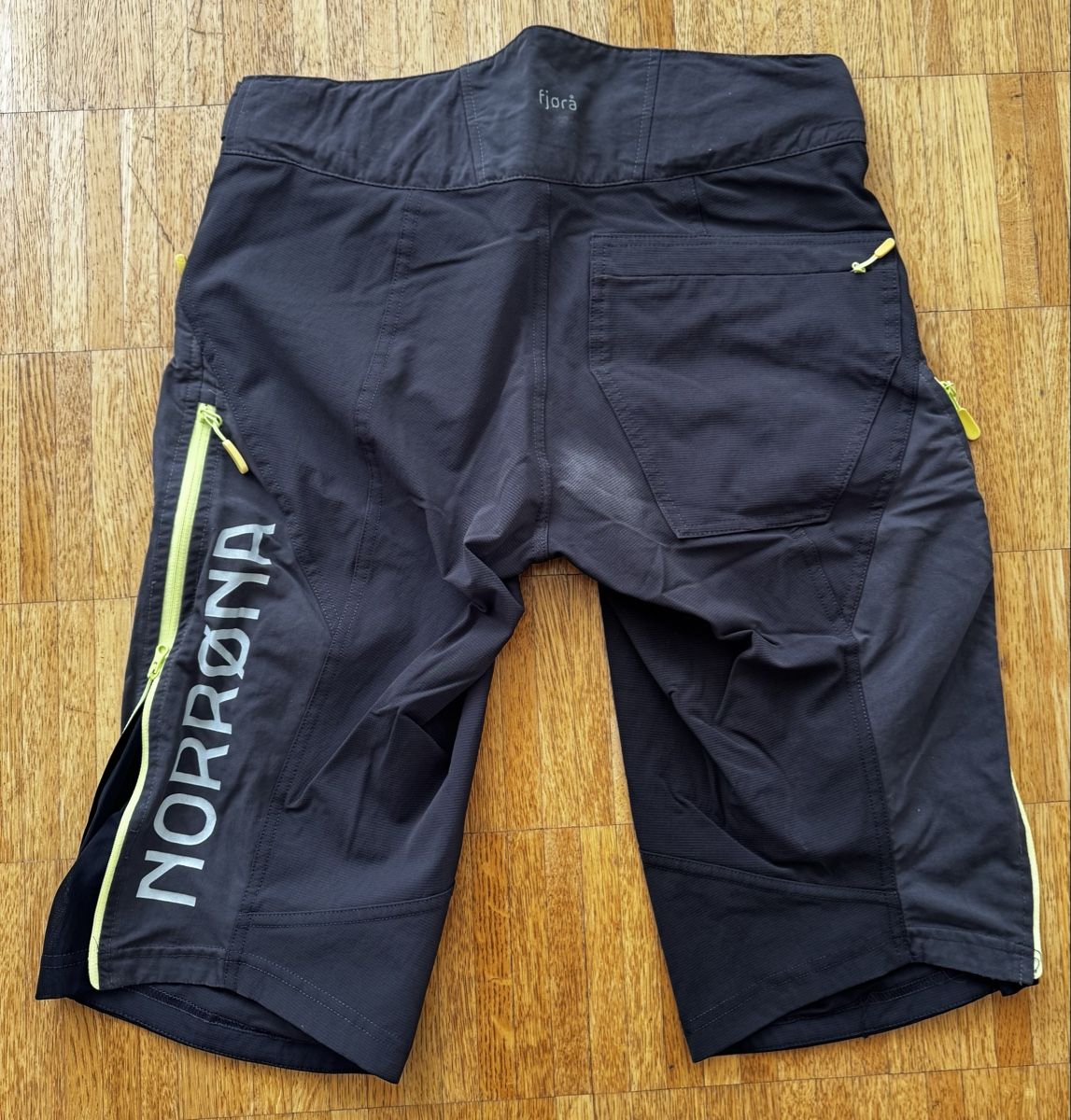 Norrøna Pantaloni: Norrona Fjora Shorts Anthrazit  – Usato da Adligenswil venduto da Jumpy10 1