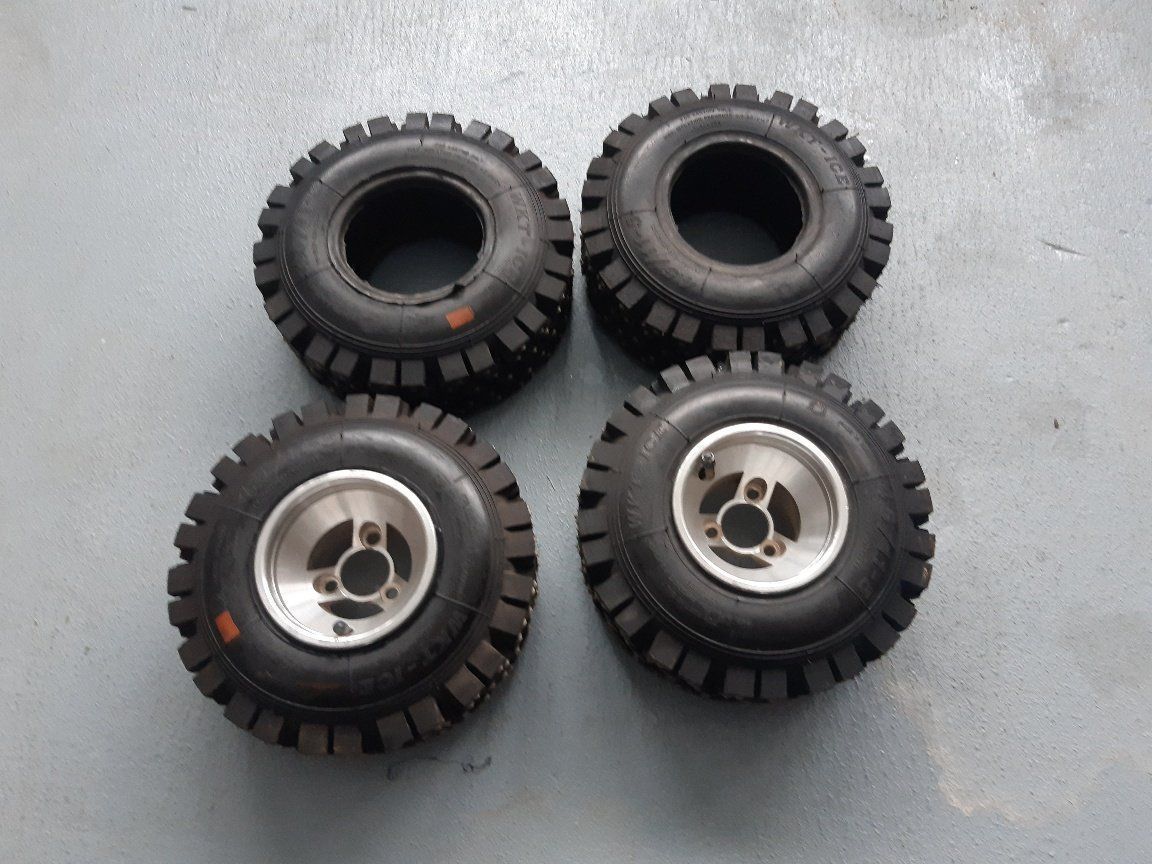 Karts: Kartreifen/Pneu mit Spikes – Gebraucht aus ufhusen von cb01