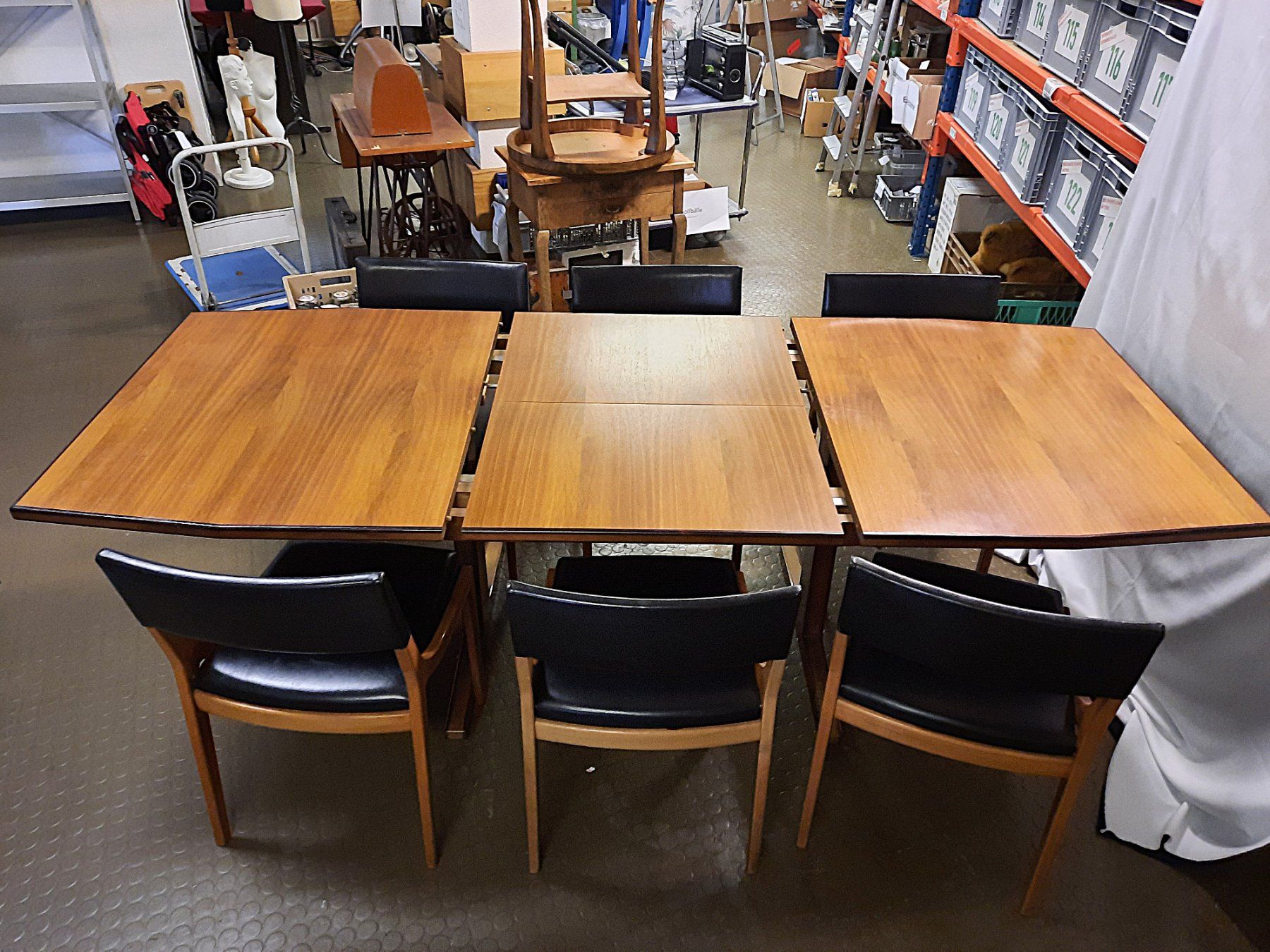 Set de table et chaises: Holztisch mit 6 Stühlen – D'occasion à Beinwil am See par Restwert_Beinwil 1