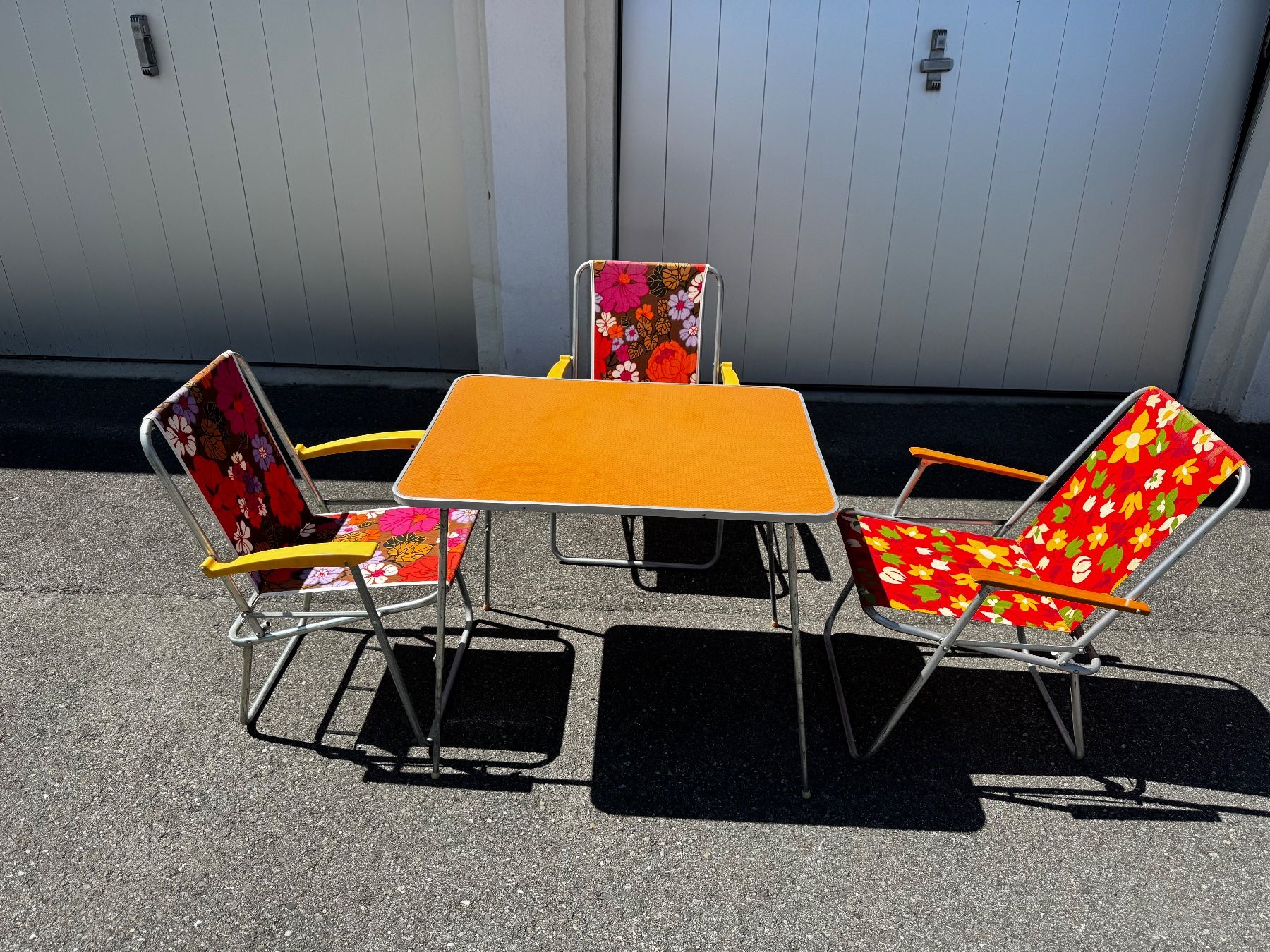 Set di tavolo e panche: RETRO Campingtisch und Klappstühle mit Grill – Usato da Lyss venduto da bue_mx2c 1