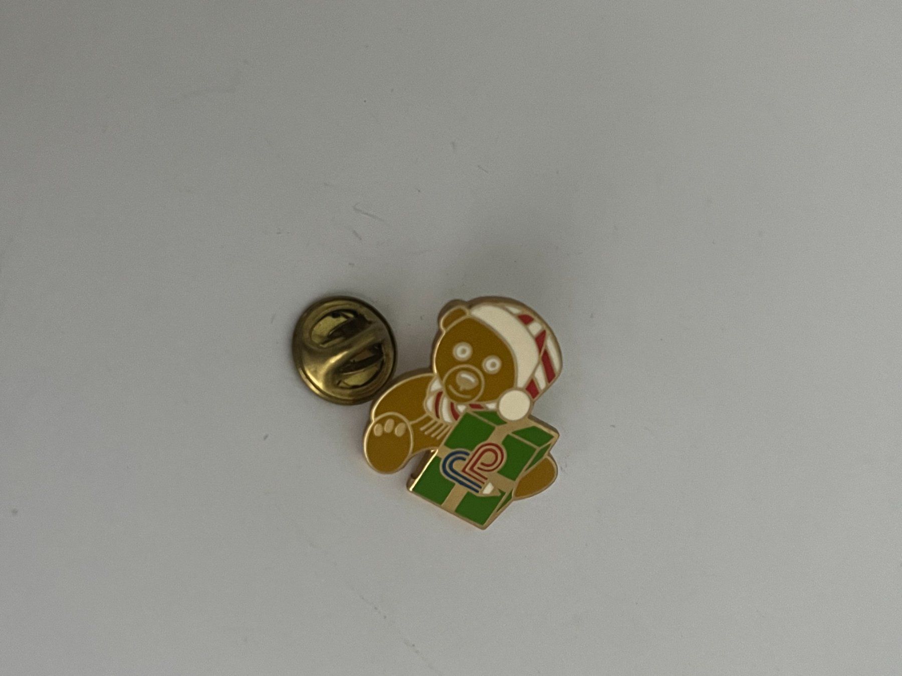 Plaketten & Abzeichen: Pin Bär mit Geschenk – Gebraucht aus Dietikon von sch_w2tw