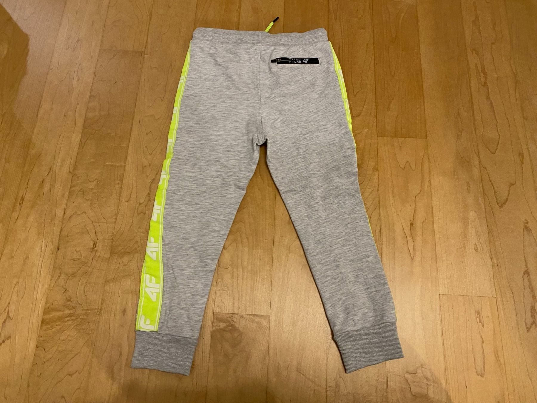 Pantaloni: Sporthose grau von 4F Gr. 128 – Nuovo (secondo la descrizione) da Flawil venduto da savoypremium 2
