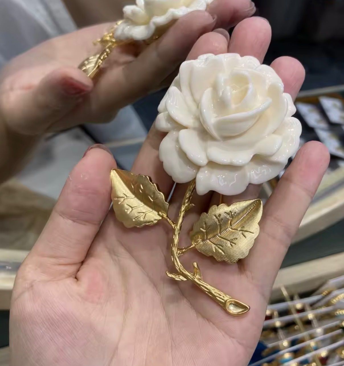 Spille & Fermagli: Broche Rose Éternelle – Nuovo e nell'imballaggio originale da St-Maurice venduto da Sandrinette123 2