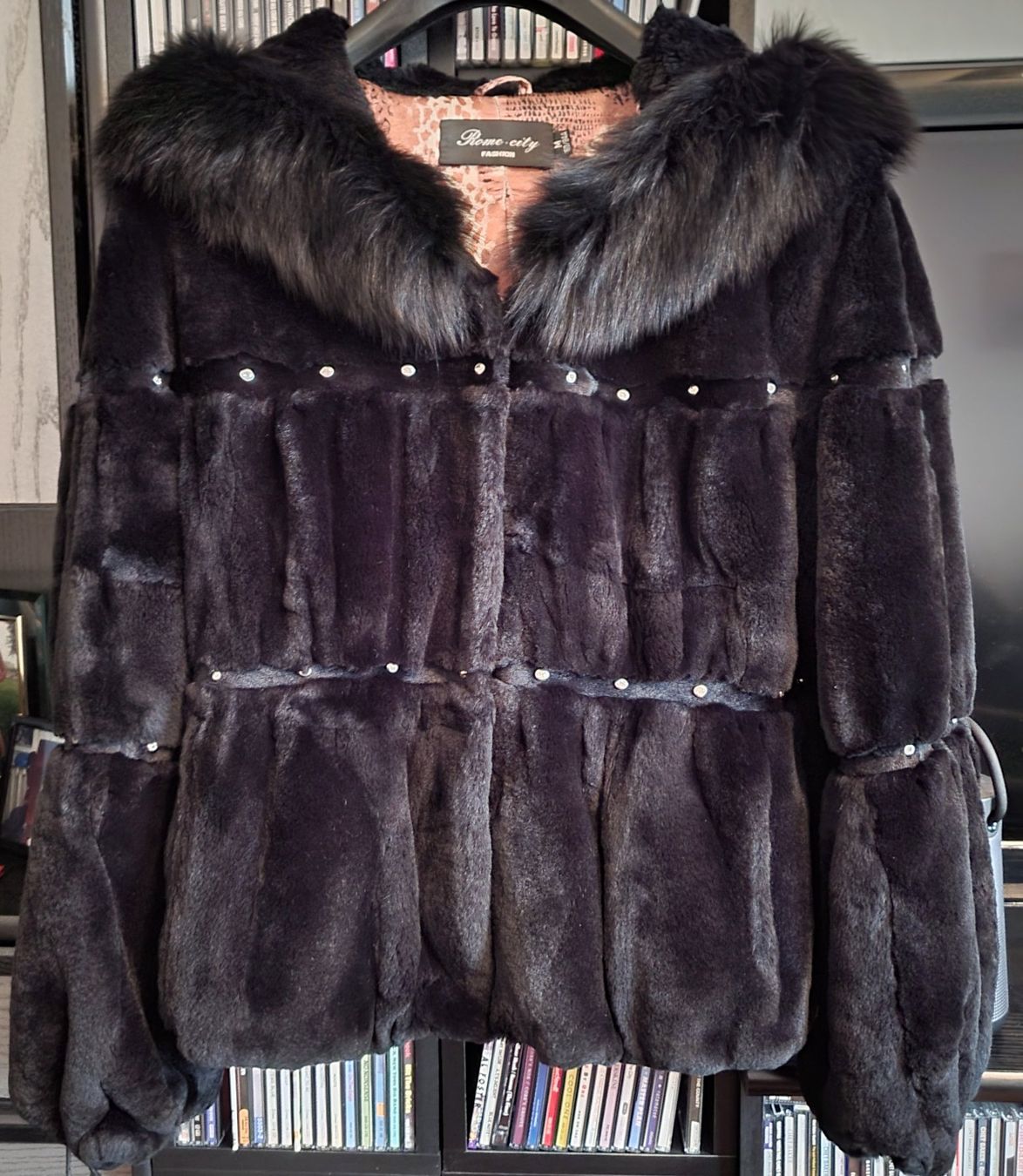 Giacche: Veste en fourrure avec capuche. – Usato da Neuchâtel venduto da wikit 1