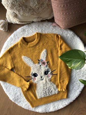 Mädchen Pullover gelb mit Hasen Motiv Gr. 134 NEU mit Eti