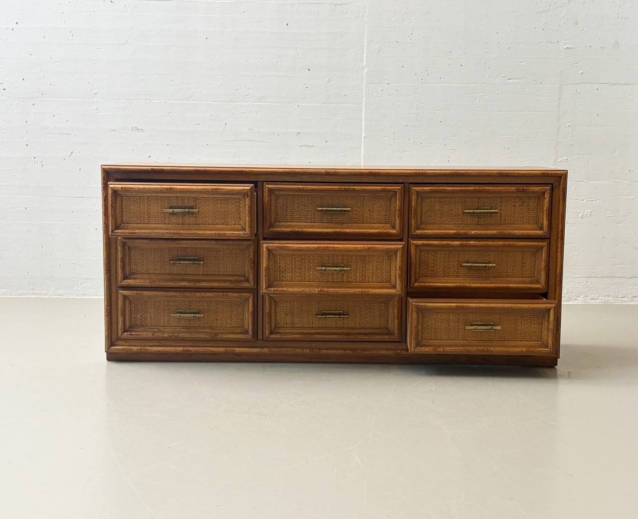 Cassettiere: Sideboard Rattanfronten und Messinggriffen, Italien, 70er – Usato da Zürich venduto da LeMoege 1