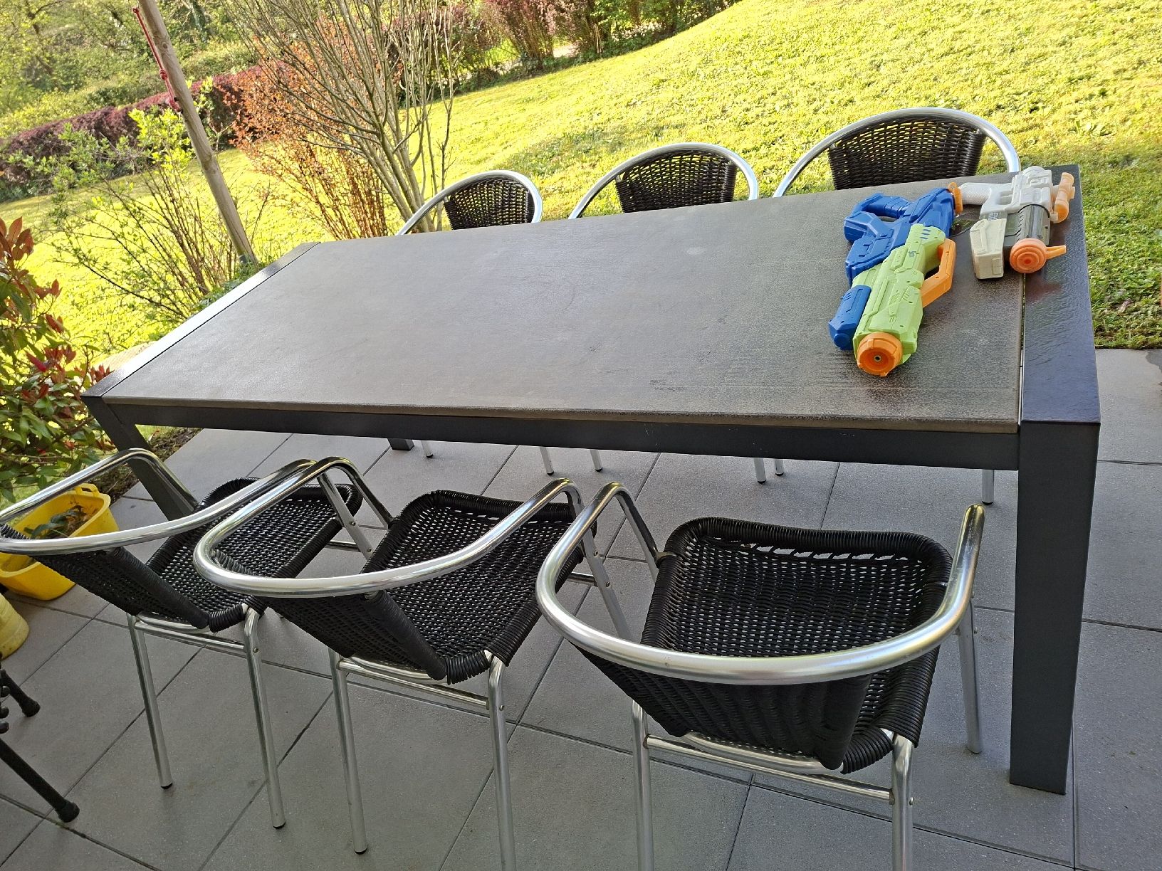 Set di tavolo e panche: Grosse Gartentischgruppe mit 6 Stühlen – Usato da Schaffhausen venduto da FILIXPRESS 1