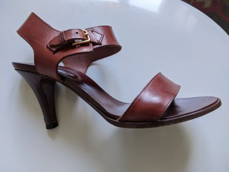 YVES SAINT LAURENT : Elégantes sandales en cuir fauve 39.5