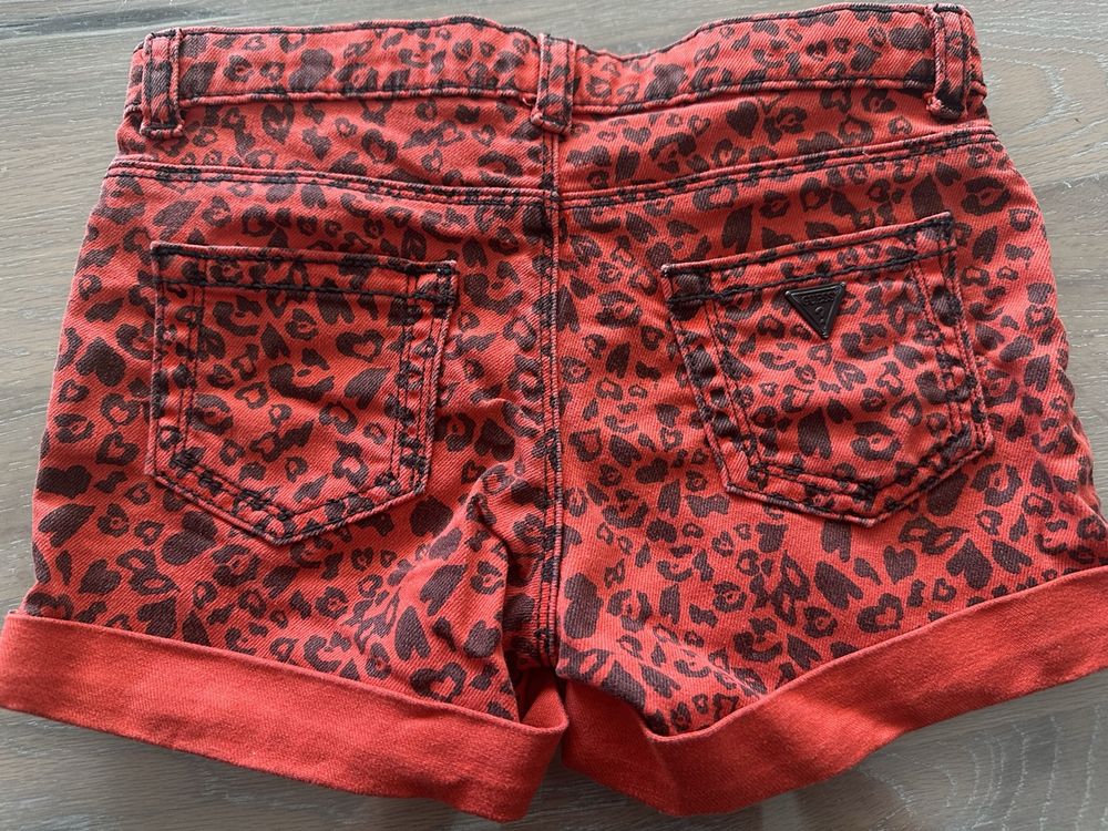 Guess Pantaloni: Guess Shorts, Gr. 104-110 – Usato da Safenwil venduto da Whoopie1 1
