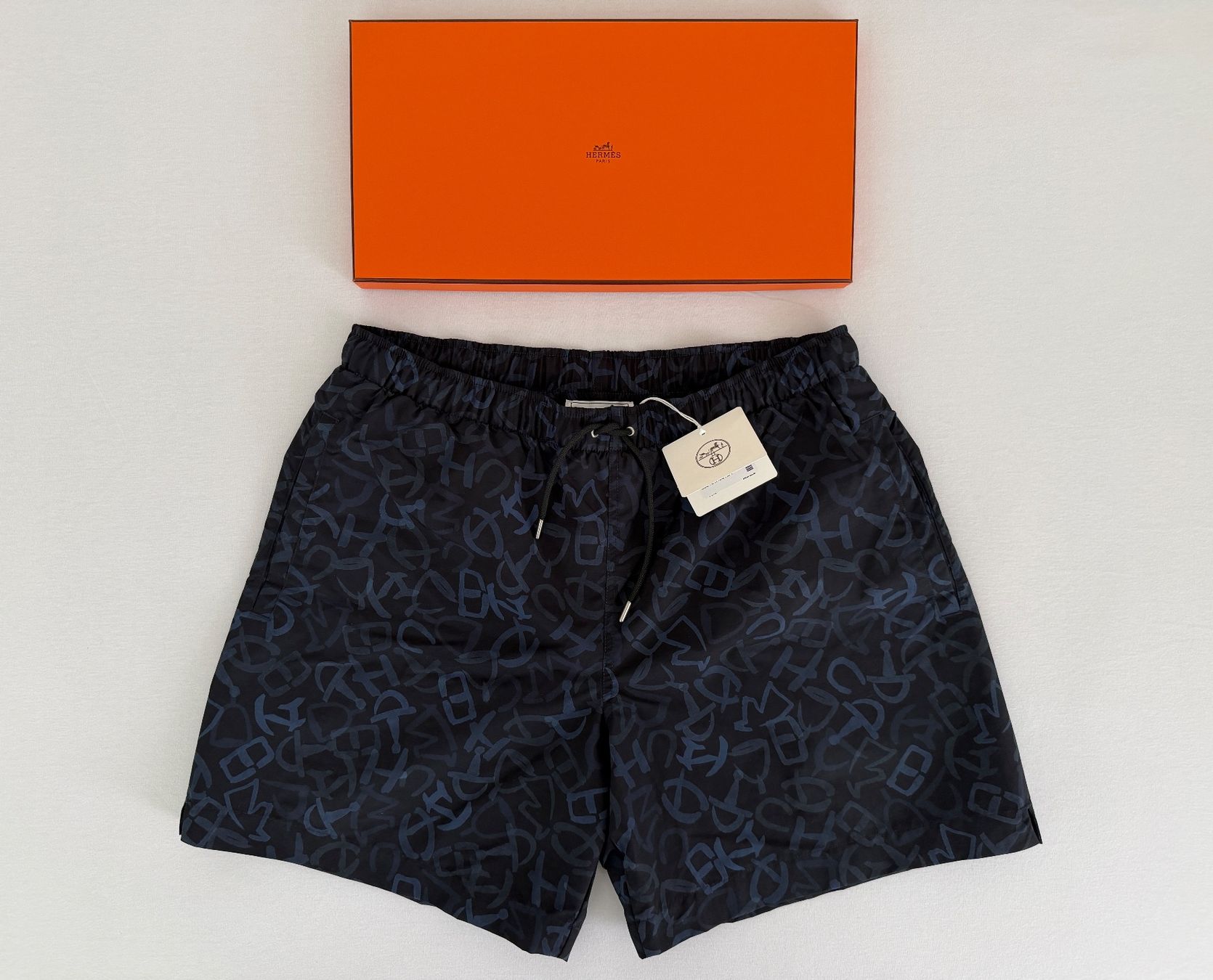Hermès Badehosen: Hermès Badehose Imprime Calligraphie Equestre – Neu und originalverpackt aus Pfäffikon SZ von Redwulf34