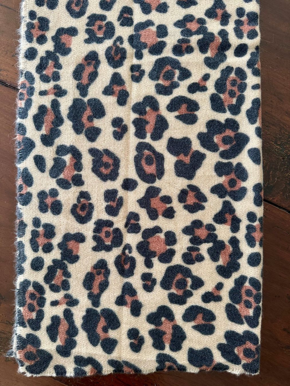 Foulard & Sciarpe: Leo-Print Schal – Nuovo (secondo la descrizione) da St.Gallen venduto da ConnectionCH 1