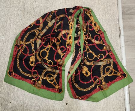 Foulard soie  imprimé motif chaînes et ceintures noir vert