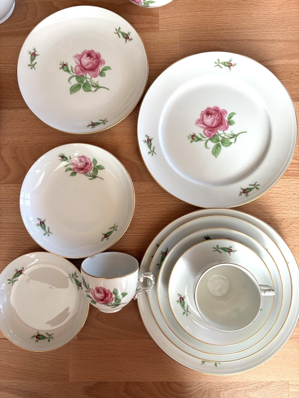 Rosenthal Geschirrsets: Grossmutters Kaffeeservice Rosenmotiv Goldrand – Gebraucht aus Oberkulm von Weberlisa 4