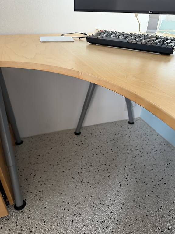 Scrivanie: IKEA Schreibtisch zu verschenken – Usato da Herrenschwanden venduto da pet_7vwf 1