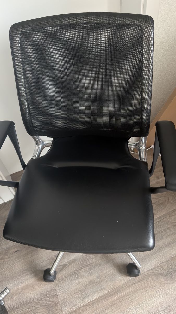 Vitra Sedie: Vitra Meda Chair Leder mit Rollen – Usato da Wolfwil venduto da Poulet60 2