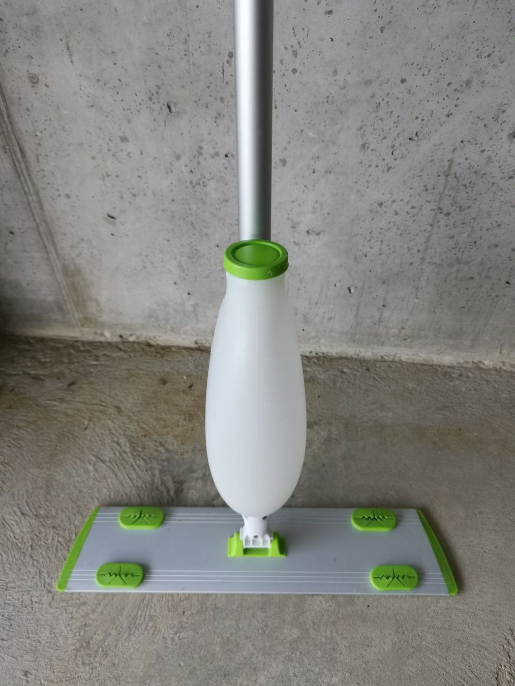Altro in Apparecchi per la pulizia: Bodensprühwischer mit Wassertank, Teleskopstiel – Nuovo (secondo la descrizione) da Galgenen venduto da amoxan1 2