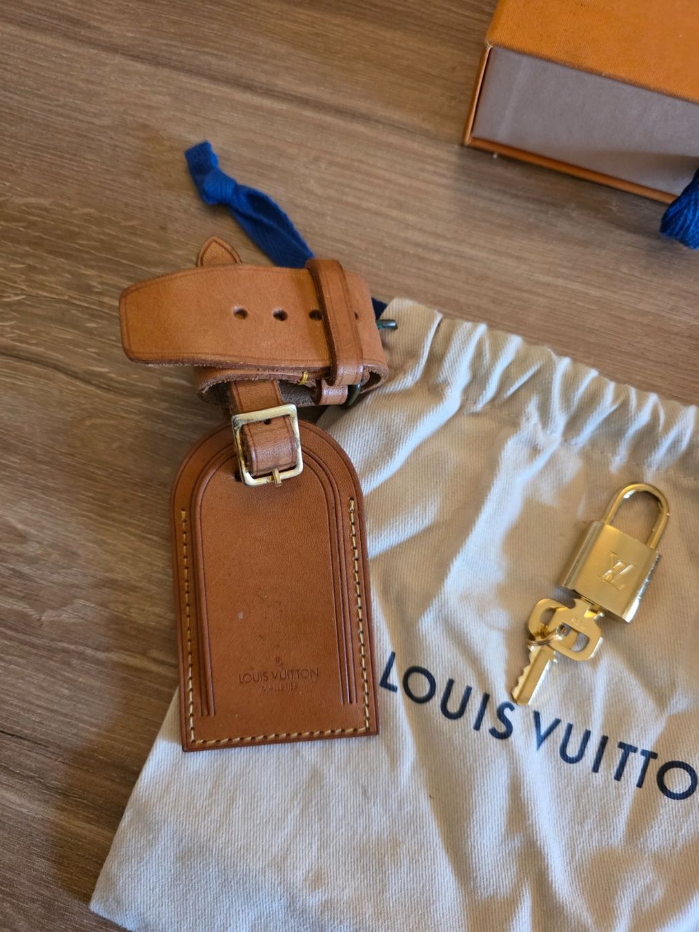 Louis Vuitton Borse: Louis Vuitton Schloss , Anhänger Set – Usato da Binningen venduto da lieblingsstyle 1