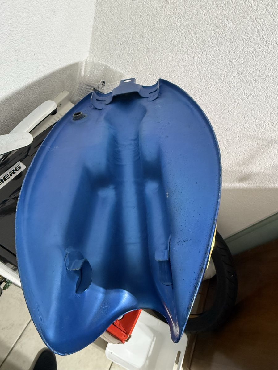 Suzuki Tutti i ricambio per moto: Suzuki T500 réservoir – Usato da Vucherens venduto da Chexbres69 5