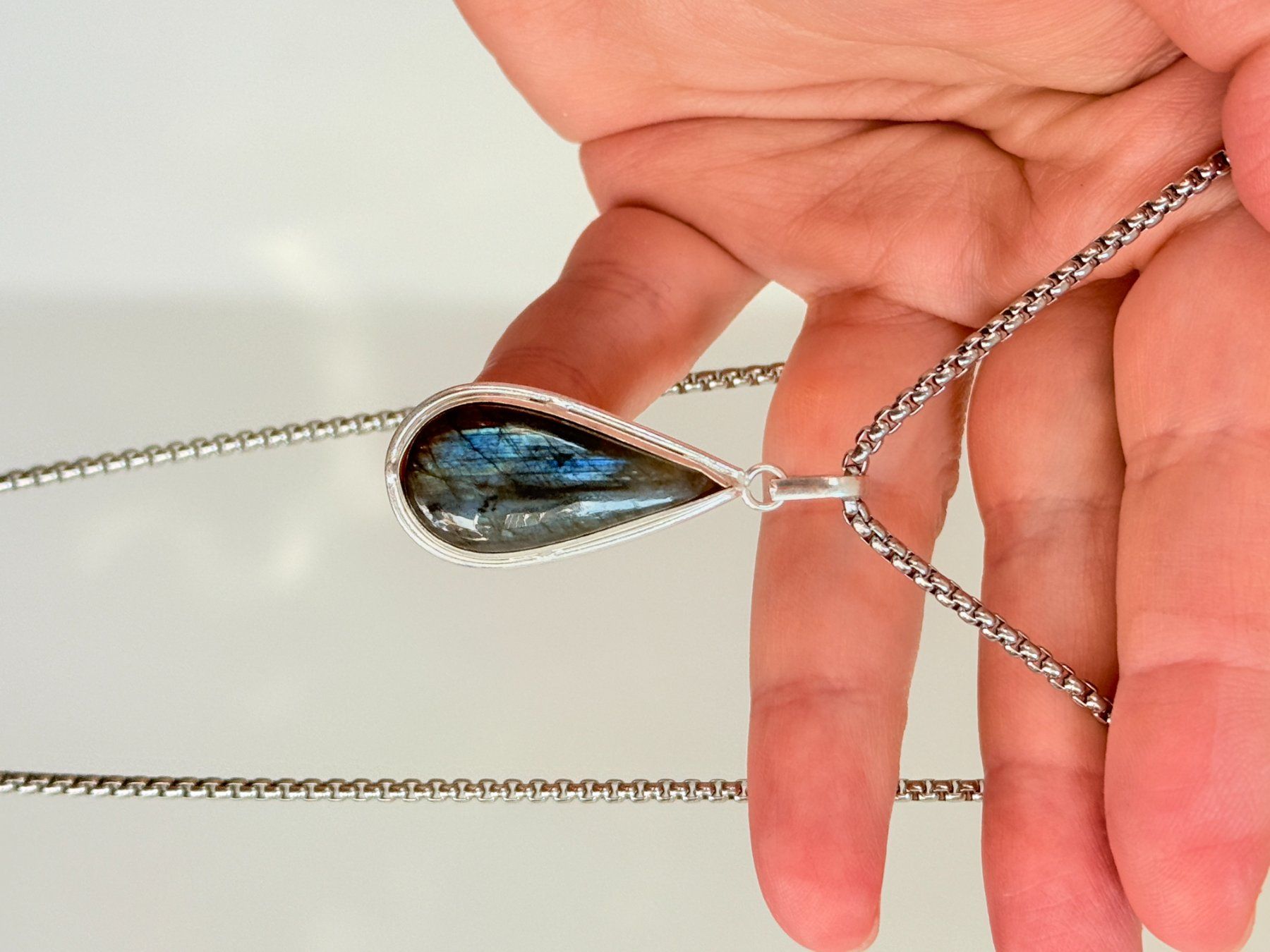 Ketten: Pendentif Larme Labradorite Bleue  - Élégant – Neu und originalverpackt aus Genève von AGBERG 9