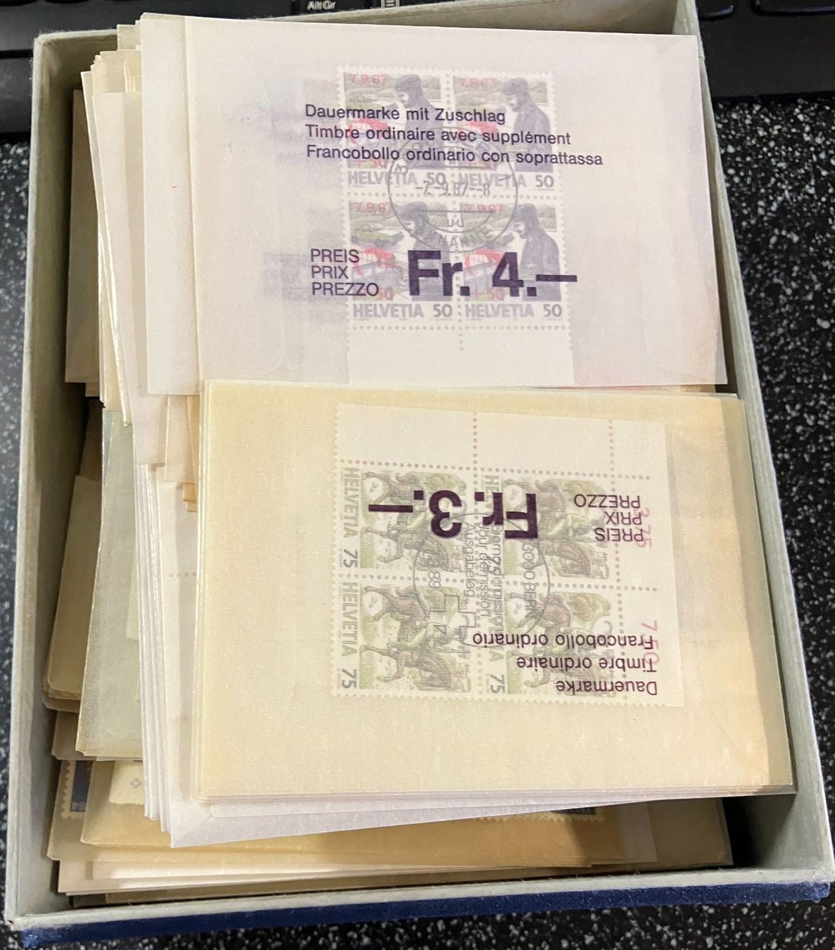 Tous les timbres: Schweiz: Kistchen mit min. 2000 4erblocks PJ + PP + Werbe – D'occasion à Eschlikon TG par PhilCon
