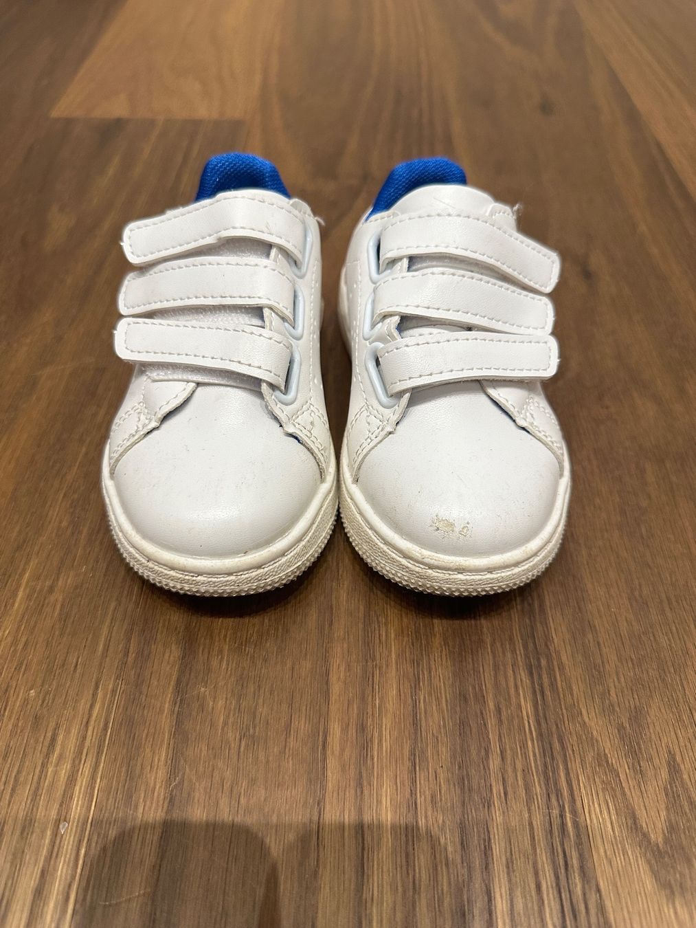 Schuhe für Jungen: Kinder Sneakers Grösse 24 – Gebraucht aus Horgen von Auction-Kings