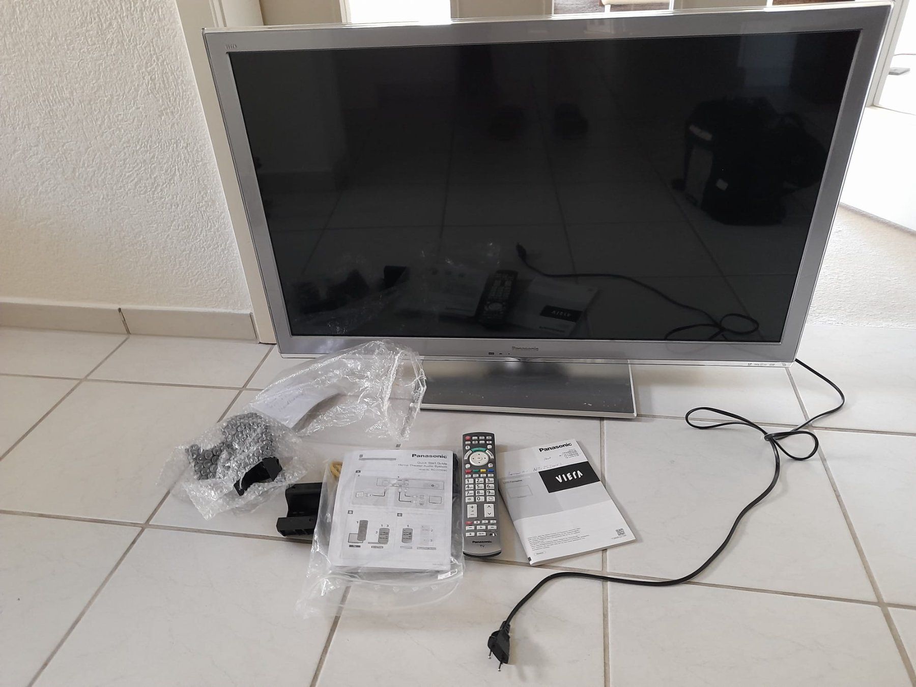 Panasonic Fernseher: 37" Panasonic LCD Viera TV - TX-L37ETF52 – Gebraucht aus Zuerich von Mykid