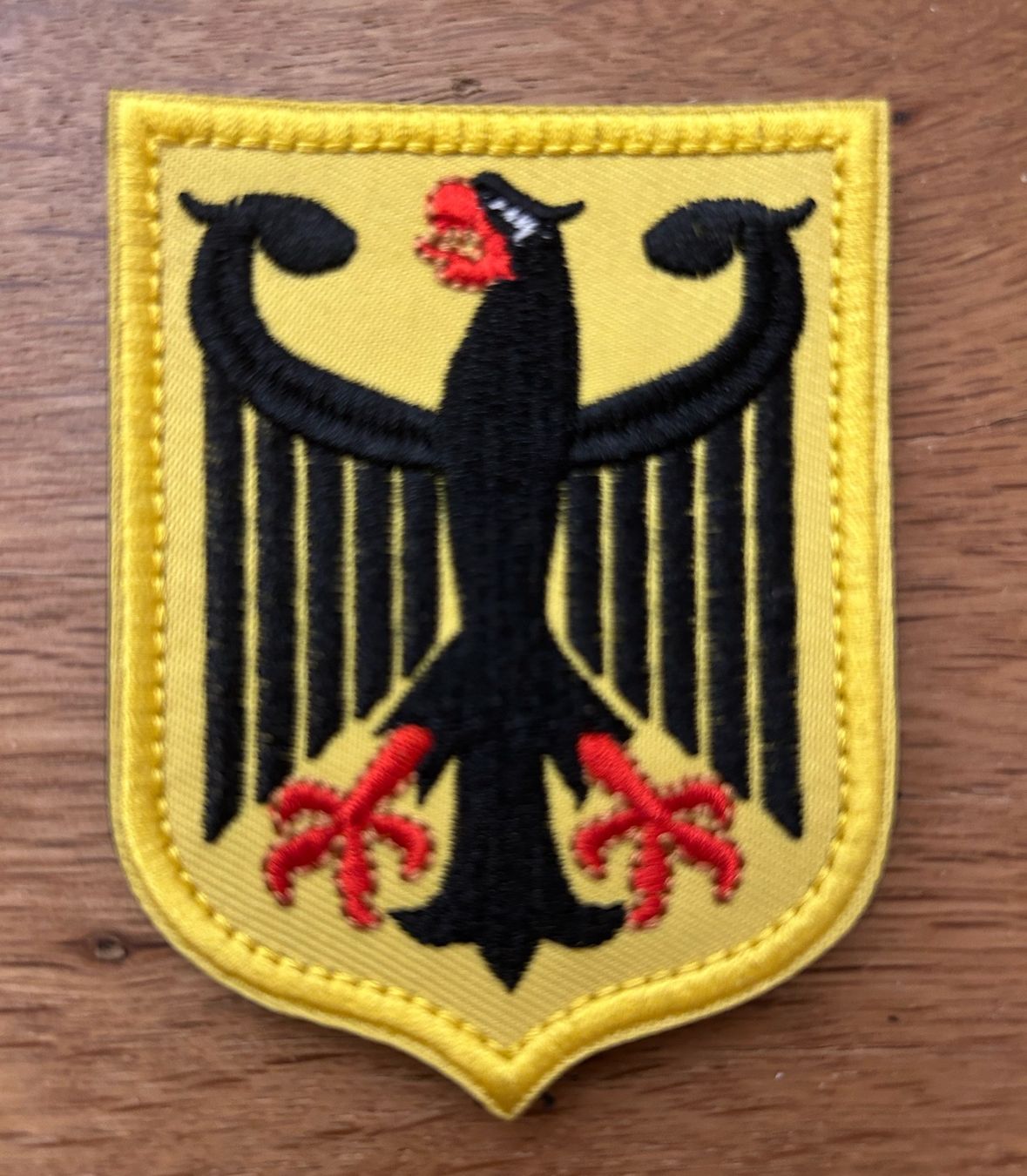 Placchette & Badge: Badge Bundesrepublik Deutschland – Nuovo e nell'imballaggio originale da Geuensee venduto da M1812