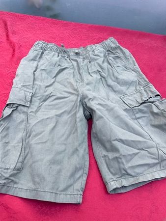 Junge Shorts neu 170 olivgrün