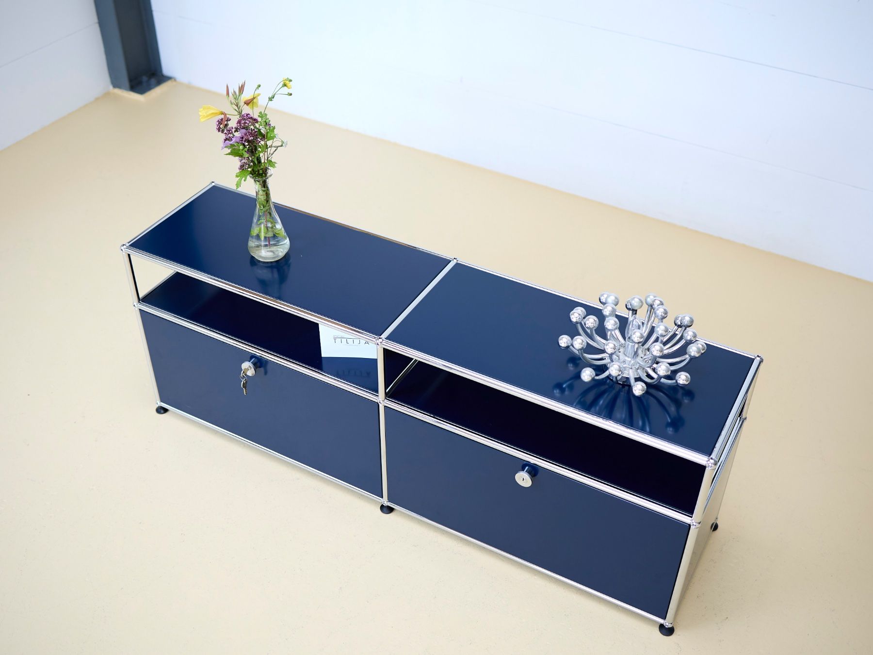 USM Cassettiere: USM Haller Lowboard Stahlblau – Usato da Meinisberg venduto da atelier_TILIJA 1